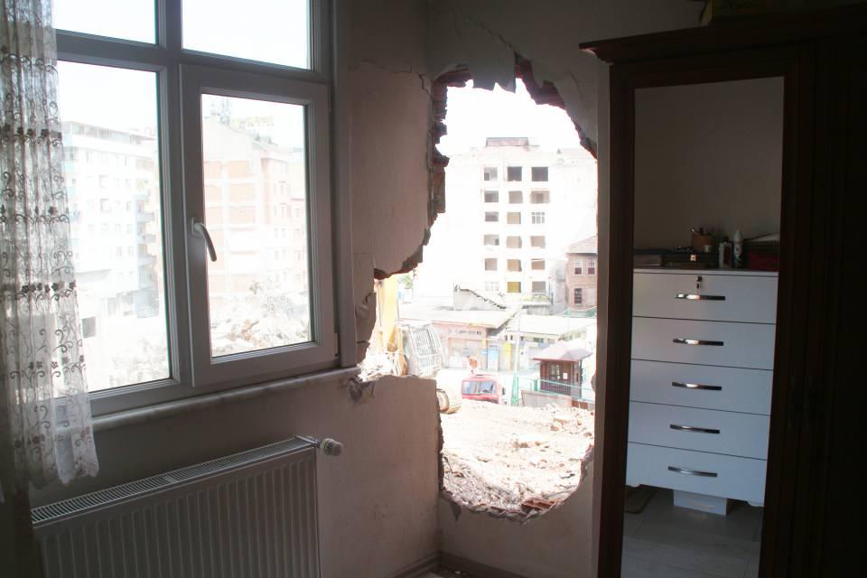 <p> 4 gündür bunu yaşıyoruz. Yıkımı devam eden binada çökmeler oldukça bizim ev yıkılıyor zannediyoruz. Bu binanın ardından bir bina daha yıkılacak. Keşke yıkım başlamadan bizim apartmanda yaşayanları tahliye etseydiler, bu korkuyu da yaşamazdık” dedi.</p>
<p> </p>
