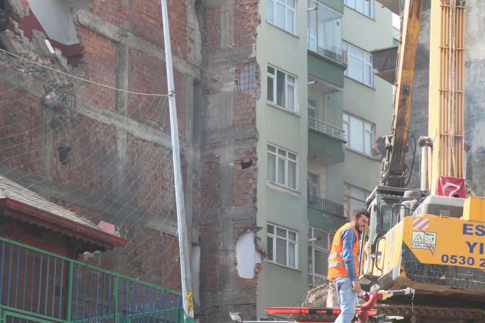 <p><strong>'BİNA SALLANIYOR, EVDE DURAMIYORUZ'</strong></p>
<p>Yıkım sırasında evde duramadıklarını söyleyen Seher Bulut, “Yıkım devam ederken evde duramıyorum, çok korkuyorum, bina sallanıyor. Evlerden sabah çıkıyoruz, sonra mecbur girmek zorunda kalıyoruz.</p>