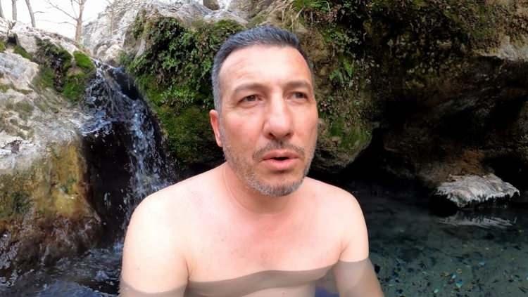 <p>Derenin Uludağ'ın eriyen kar sularını da içine katarak 5 derecede buz gibi akan diğer kolu ise bahar mevsiminde en yüksek seviyeye ulaşıyor. Bölgeye yumurtlamak için gelen inci kefallerini suyun üzerinde zıplarken görmek ancak bu mevsimde mümkün oluyor. Yaz mevsiminde de yüksek su seviyesini uzun süre kaybetmeyen Kocasu, adına yakışan bir akarsu olarak geçtiği her yere bolluk ve bereket taşıyor. Dağların arasından vadi boyunca dökülen akarsuyun gökyüzünden görüntüsü de kartpostalları aratmıyor.</p>
