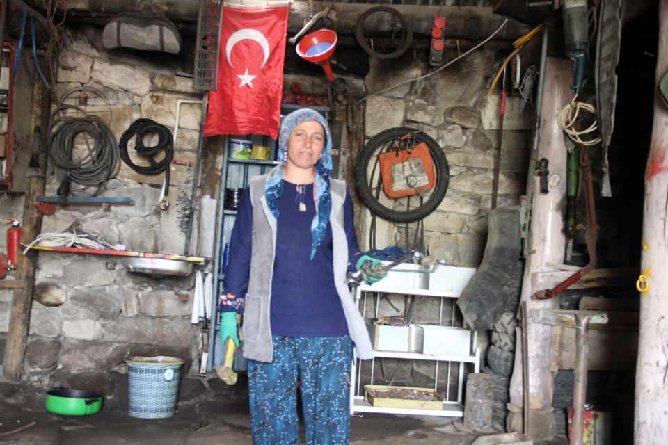 <p>Bölgede karın kalkıp çiftçinin tarlaya girmesi ile işlerinin 10 kat arttığını belirten Özlem Kapağan, "Evin işlerini tamamlayıp eşimin iş yerine gelerek ona yardım ediyordum. Daha sonra bu işi öğrenince eşim burayı bana bıraktı. Kendisi de Çıldır ilçe merkezinde taksicilik yapmaya başladı. Şimdi daha çok kazanıyoruz. Çiftçilerinin, pulluk, tapan, konteyner, at tırmığı, at arabası ve buna benzer tarım aletleri kırılıp veya bozulunca yapıyorum.</p>
