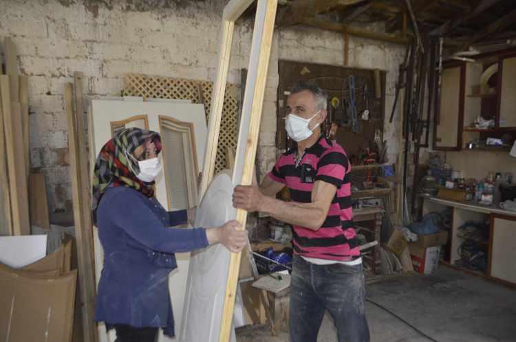 <p><strong>ÇIRAK YOKTU, EŞİM YARDIM EDERKEN USTA OLDU</strong></p>
<p>Yaklaşık 35 yıldır marangozluk yapan Mehmet Ali Kutlu da çırak ve yeni elemanlar bulamadığı için eşinin kendisine yardım etmeye karar verdiğini ancak kısa sürede usta haline geldiğini söyledi. Gençlerin bu işlere çok hevesli olmadığını anlatan Kutlu, “Eleman sıkıntısından dolayı eşimle birlikte çalışıyorum, gayet memnunum. İlk başlarda olur mu, olmaz mı diye tereddüt ederken gerçekten oluyormuş. Okumayan gençler bir ustanın yanına giderek meslek sahibi olsun. Eşim KOSGEB'e başvurmayı düşünüyor, ben de onu destekliyorum. Tabi ki büyütürsek daha kapsamlı şekilde hizmet vermekten gurur duyarız” dedi. </p>