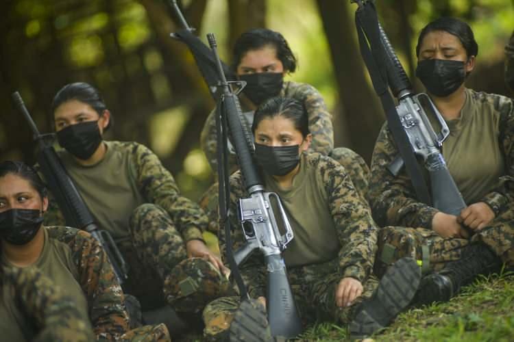 <p>Orta Amerika ülkesi El Salvador'un başkenti San Salvador'da, kadın askerler, La Libertad Birimi, San Juan Opico belediyesinin Topçu Tugayı'nda tüfek ve disiplin manevralarının eğitimine katılıyor. </p>

<p> </p>
