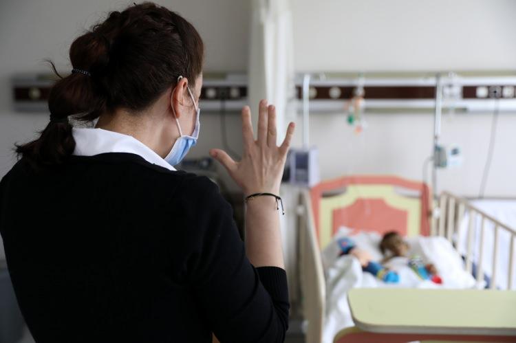 <p>Türkiye’ye gelen Hmameh Elhalef ve 6 çocuğu, Gaziantep’e getirildi. Maddi durumu kötü olan ailenin Bursa’ya geleceği otobüsün biletleri, Yabancılar Şube Müdürlüğü’nde görevli polis memuru tarafından alındı.</p>

<p> </p>
