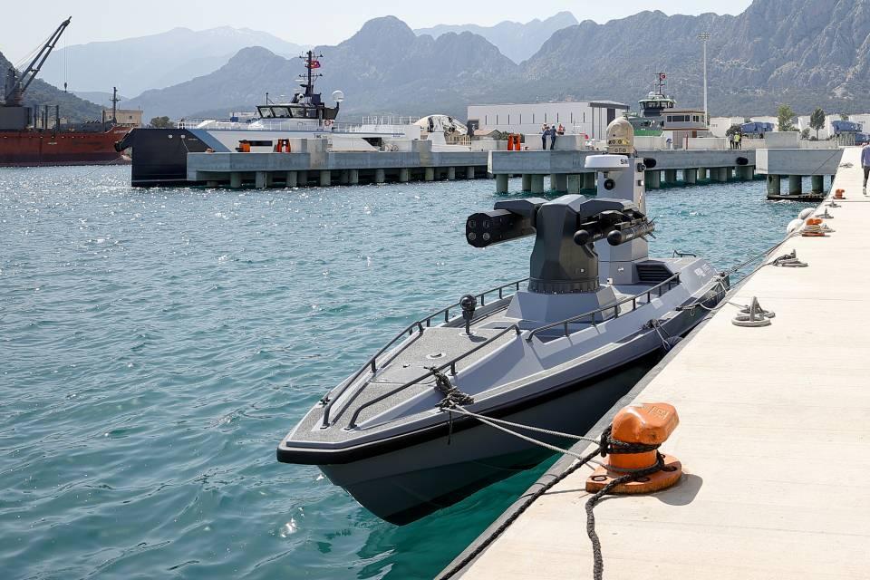 <p>ARES Tersanesi ve Meteksan Savunma tarafından yaklaşık üç yıl önce başlatılan araştırma-geliştirme çalışmaları sonunda Antalya'da üretimine başlanan Türkiye'nin ilk silahsız deniz aracının prototip üretimi tamamlandı. Denize indirilerek mavi sularda tecrübe seyirlerine başlayan SİDA, AA ekibi tarafından görüntülendi.</p>

<p> </p>
