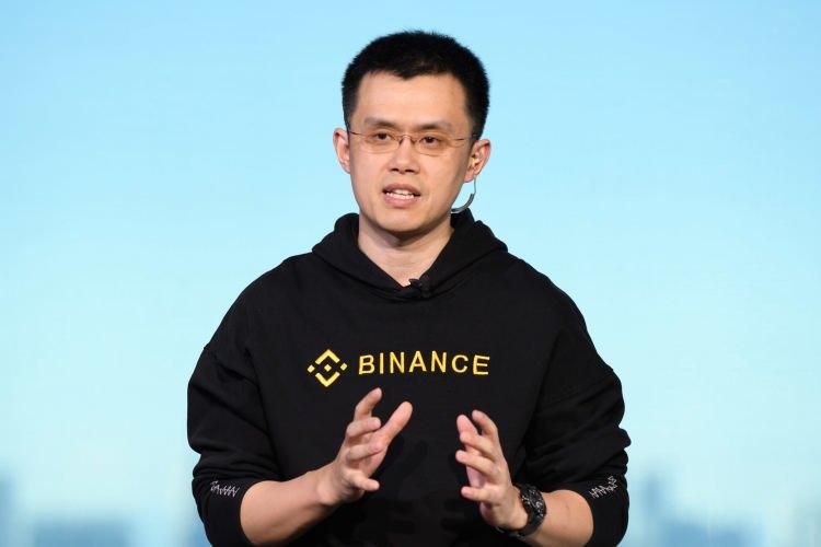 <p>Binance'in kısa zamanda hızla büyümesi ve kripto paraların da son bir yılda akıl almaz değerlere ulaşmasıyla Zhao'nun serveti 1,9 milyar doları buldu. Ancak diğer milyarderlerin aksine onun yatı, lüks otomobilleri, özel jetleri ya da milyarlarca dolar değerinde evleri yok. Bütün parasını Bitcoin ve BNB'ye yatıran Zhao, "Bu süslü şeyleri ben anlamıyorum. Çevreme baktığımda değerini koruyacak ve zamanla değerlenecek hiçbir fiziksel varlık görmüyorum. Hiçbir şey kripto paralar kadar değerini korumaz ve hiçbir şey kripto paralar kadar hızlı büyümez" diye konuşuyor. Ara sıra bilgisayar, telefon gibi teknolojik cihazlara para harcasa da bunların da kısa sürede değer kaybetmesine üzüldüğünü de saklamıyor. "Normalde bir cihazı aşağı yukarı bir ay kullanıyorum. Taşınacağım zaman atıyorum. Bu nedenle fiziksel varlık yatırımları yapmıyorum" diyen Zhao, kripto zengini olarak kalmaya kararlı. Ancak zamanı olmadığı için Binance'te listelenen diğer kripto paralarla da ilgilenmiyor. Başka paralara yatırım yapmak için günlerce hatta haftalarca derin araştırmalar yapmak zorunda olduğunu belirten Zhao, "Bunları anlamadan yatırım yapmam. Şahsen sadece Bitcoin ve BNB istiyorum" diyor.</p>
