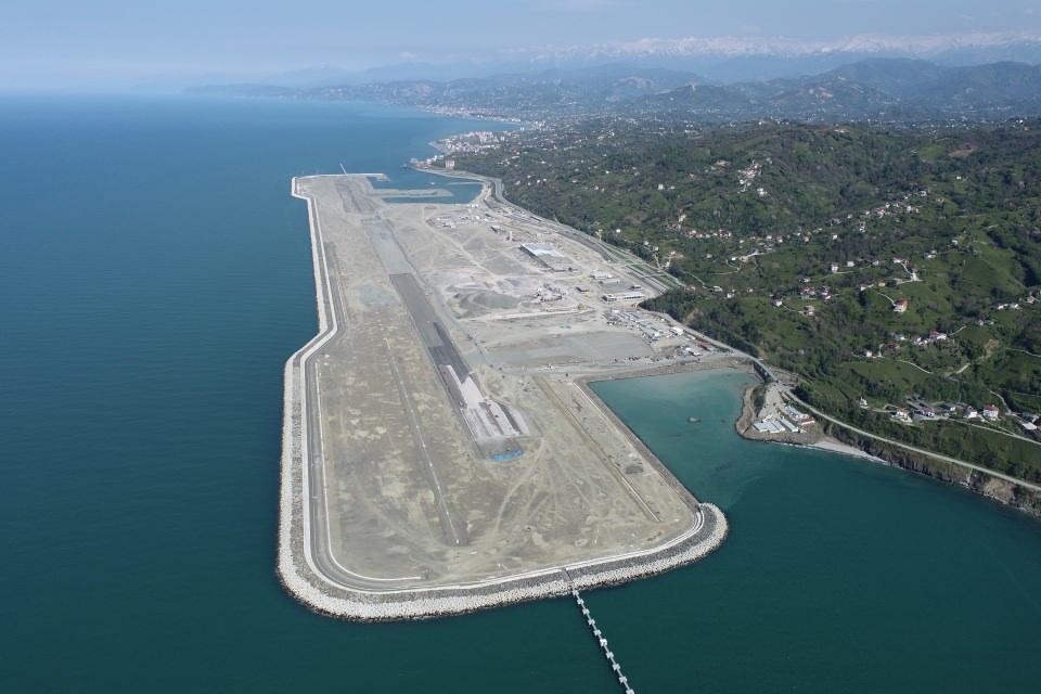 <p>Proje sahasına 3 kilometre uzaklıktaki Kanlımezra ve 7 kilometre uzaklıkta olan Tektaş taş ocaklarından kamyonlarla taşınan taşlar, bağlantı yolu ile denize dökülüyor.</p>