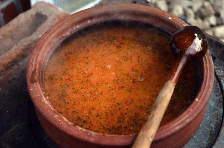 <p>Kırsalda yaşayan Uşak'lı kadınlar soğan, kırmızı biber, un, nohut gibi malzemelerden yapılan tarhana çorbasını çömlek tavalarda ve odun ateşinde pişiriyor..</p>
