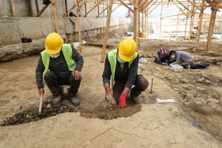 <p>Çalışmalar ilerledikçe bu yapıların, kurgan tipi mezarlar olduğu ortaya çıktı. Türkiye'de bulunmuş en eski kurgan tipi mezarların, İlk Tunç çağına ait olanların hepsi 'kremasyon' yani yakılarak gömüldüğü için, kemikler çatlamış ve ufalanmış durumda.</p>
