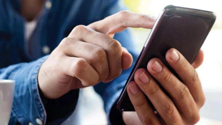 <p><strong>6. Emin olmadığınız sürece bankacılıkla ilgili SMS veya e-mailleri açmayın</strong></p>
<p>SMS ve e-mail yoluyla size ulaşan, banka işlem verilerinizle ilgili olduğunu düşündüğünüz linklere, emin olmadığınız sürece tıklamayın. Aynı zamanda zaman zaman siber suçlular bankacılık işlemlerinizle ilgili acil erişim sağlamanız gerektiğini ifade ettikleri linkler de gönderebiliyor. Bu mesajlara dikkat edin ve her zaman tıklamadan önce adresi inceleyin.</p>