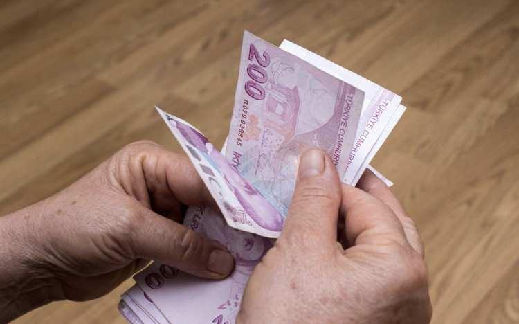<p>1 Ekim 2008 tarihinden bu yana uygulanan sisteme göre, çalışılan her 4 yıla 1 yıl prim ekleniyor, yaştan da 1 yıl düşülüyor. Annelerin bu haktan yararlanabilmeleri için çalışmaları veya isteğe bağlı sigortalı-iştirakçi olmaları gerekiyor. Ayrıca çocuk için sağlık raporunun alınması da şart..</p>