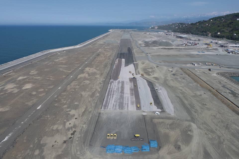 <p>Pistte üzerine bastığımız malzemeden bir kat daha serilecek sonra asfalt işine geçilecek. 3 bin metrelik pist ve bu şekilde asfaltlanacak. Geogrid diye adlandırdığımız doğada çözülmeyen ve bir anlamda bu asfaltı bohçalayan ve ilk kez burada kullanılan malzemenin serilmesinin ne kadar detaylı bir iş olduğunu biz de yerinde öğreniyoruz" dedi.</p>
<p> </p>
<p> </p>