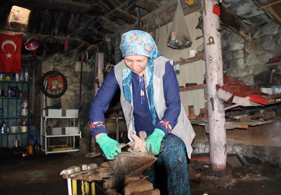 <p> İşlerim çok iyi. Yakınlarda bu mesleği yapan kimse olmadığı için çevre köylerden de buraya geliyor. Gücüm yettiğince bu işi yapacağım. İş yerine gelen erkekler karşılarında beni görünce şaşırıyordu. Ama şimdi herkes tanıyor. Elinde bir sanatın olması kadar güzel bir şey yok. Hele işini güzel yaparsan daha mutlu oluyorsun" dedi</p>
