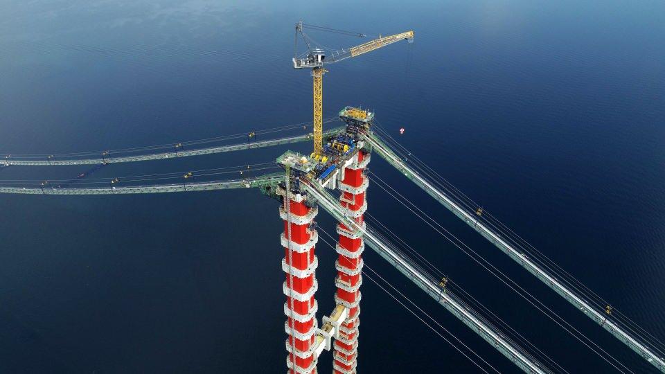 <p>Toplam uzunluğu 4 bin 330 metre olan kedi yolunun tamamlanması sonrasında başlayan ana kabloların montajında da sona yaklaşıldı. Ana kabloları oluşturmak için köprünün kenar açıklıklarına kulelerin sağ ve sol tarafına 148'er, orta açıklığa ise yine sağ ve sol tarafa 144'er çelik kablo çekilecek. </p>
