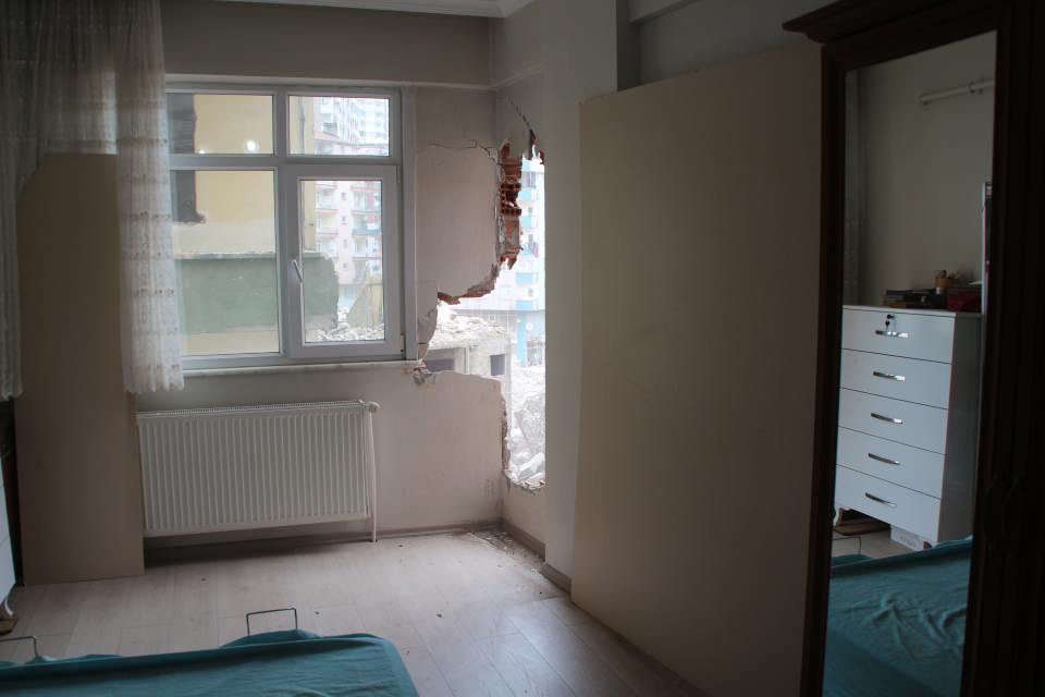 <p> Hemen önümüzdeki bina da yıkılacak, biz bu apartmanda nasıl duracağız” ifadelerini kullandı.</p>