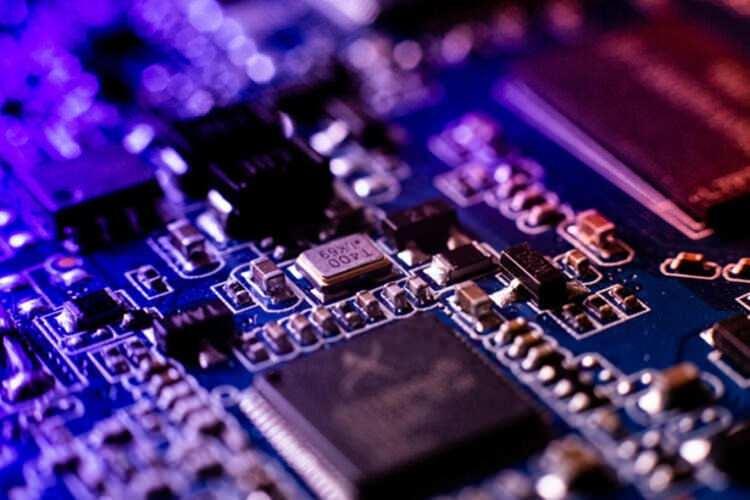 <p>Çipler, ülkeler arasındaki rekabet unsurlarından biri olarak görülüyor. Pazarda hakimiyet oluşturmak isteyen şirketler ve ülkeler, devasa yatırımlarla çip endüstrisini şekillendirmeye çalışırken, son olarak, dünyanın en büyük mikroçip üreticisi firmalarından Intel'in 20 milyar dolarlık yatırımla ABD'nin Arizona eyaletinde iki yeni çip fabrikası inşa etmeyi planladığı açıklandı.</p>
<p> </p>