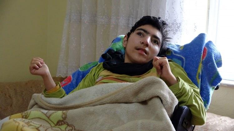 <p>Yüksekova’nın Orman Mahallesi’nde yaşayan 7 çocuk annesi Naciye Erekli, doğuştan zihinsel ve bedensel engelli 2'si kız 4 çocuğunun bakımını büyük bir özveriyle yapıyor. Hasan, Şiyar, Feyruz ve Fatma isimli zihinsel ve bedensel engelli 4 engeli çocuğuna 35 sene boyunca tüm zorluklarına rağmen bakan anne Naciye Erekli, her şeyiyle birebir ilgilenerek çocuklarını hayata bağlıyor. Anne Erekli, bu fedakarlığından dolayı 2017 yılında Kadınlar Günü’nde Aile ve Sosyal Hizmetler İl Müdürlüğü tarafından yılın annesi seçilmişti.</p>
