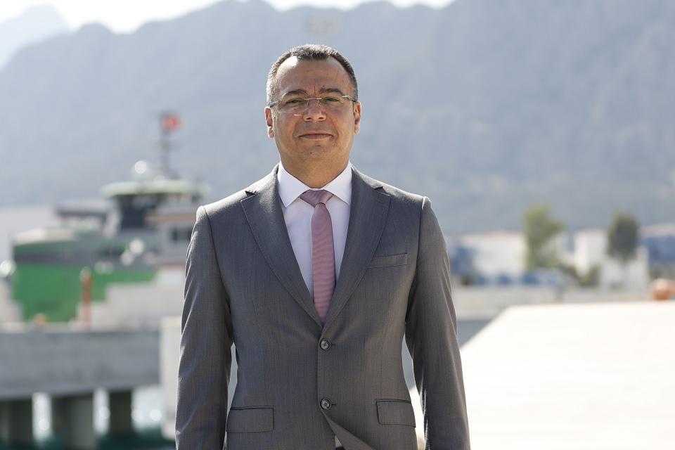 <p>Uzaktan komutalı ya da otonom olarak hareket edebilen aracın test faaliyetlerini de başarılı şekilde tamamladığını aktaran Alanç, "Silahlı insansız deniz aracımız, prototip botuyla tamamıyla operasyona hazır. Simülasyon atışlarımız da gayet başarılı şekilde tamamlandı, önümüzdeki günlerde harp başlıklı gerçek füze atışlarıyla bu projeyi noktalamış olacağız." diye konuştu.</p>