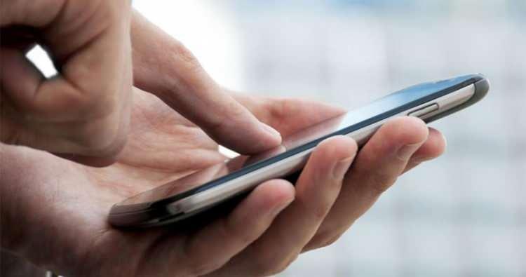 <p><strong>9. Telefonunuzda uygulamalara gereksiz izinler vermeyin</strong></p>
<p>İndirdiğiniz her uygulamaya telefonunuzda erişebileceği alanlarla ilgili izin verirken dikkatle okuyun. Uygulamaların daha fazla veriye iletişimine izin vermek kişisel verilerinizin güvenliğini azaltıyor.</p>