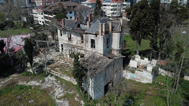 <p>Agah Özgüç ise Özcan Davaz'ın Madam Tamara'nın kızı Madam Eteri ile yaptığı görüşmede, Mustafa Kemal Atatürk'ün köşke ziyarette bulunduğunu söylediğini öğreniyor ve bu bilgiye kitabında yer veriyor.</p>