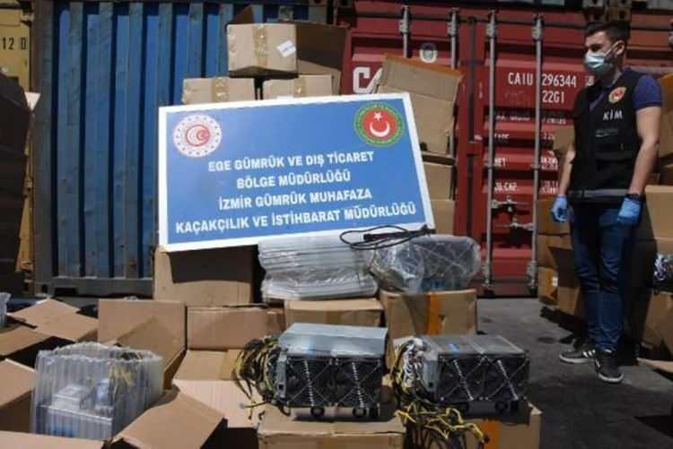 <p>Olayla ilgili başlatılan soruşturma kapsamında, cihazların ülkeye İstanbul'dan sokulduğu, orada bazı kişiler tarafından kullanıldıktan sonra İzmir'e getirildiği tespit edildi.</p>
<p> </p>