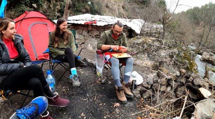 <p>Bölgenin doğasının güzelliği ve hamamlarının şifalı oluşu nedeniyle her yıl geldiklerini anlatan doğaseverler, hamamların ve çevresinin kirli ve bakımsız olduğunu belirterek bölgeye belediyelerin bir an önce çekidüzen vermesini istediler.</p>
