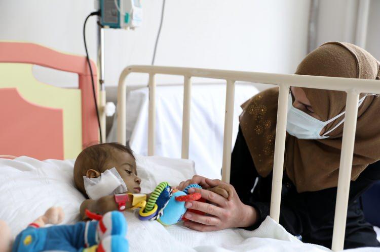 <p>Suriye uyruklu baba Saleh El Ceddu ile anne Nadima Al Jadou çifti, geçen yıl 28 Nisan'da dünyaya gelen çocuklarına Tamer ismini verdi. 6 aylıkken hastaneye kaldırılan Tamer bebeğe, akut karaciğer yetmezliği tanısı konuldu. Bursa Uludağ Üniversitesi’nde (BUÜ) yatılı tedavisine başlanan Tamer bebeğe yapılan test ve tedavilerin sonucunda karaciğer nakli olmasına karar verildi. </p>

