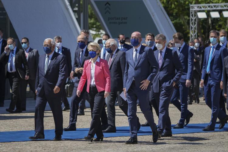 <p>AB Devlet veya Hükümet Başkanlarının katıldığı gayri resmi toplantı başladı. Portekiz’in başkenti Porto’da düzenlenen toplantıya AB Komisyonu Başkanı Ursula von der Leyen de katıldı.</p>