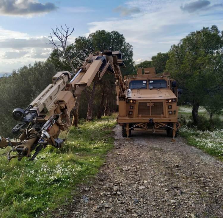 <p>Robotik kol uzunluğu 8 metre olan araçta römork de yer alıyor. Aracın görev ekipmanları arasında "jammer" olarak anılan sinyal karıştırma ve köreltme sistemi, yangın söndürme ve infilak bastırma sistemi, telsiz, gece görüş özelliğine sahip sürüş kamerası, 360 derece sürekli gözetleme imkanı sunan bir durumsal farkındalık kamera sistemi, maskeli kimyasal, biyolojik, radyolojik ve nükleer (KBRN) filtrasyon sistemi bulunuyor.</p>
