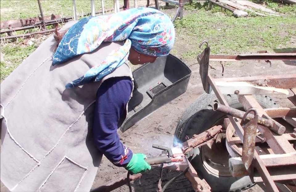 <p>Özlem Kapağan, zamanla işi öğrenip, meslekte ustalaştı. Bunun üzerine İlhan Kapağan, iş yerini eşine teslim edip, ilçe merkezinde taksicilik yapmaya başladı.</p>

<p> </p>
