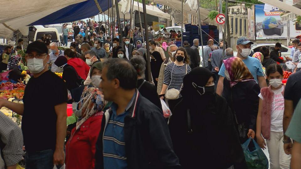 <p><strong>"VATANDAŞLARIMIZ SAAT 17.00'YE KADAR PAZAR İHTİYAÇLARINI KARŞILAMALI"</strong></p>
<p>Öte yandan pazar alanında denetim yapıldı. Denetimlere Sultangazi Kaymakamı Uğur Kalkar da katıldı, Kalkar, "Bugün Sultangazi'de 15 tane semt pazarımız açık. Pazarlarda satışa saat 10.00'da başlandı. Saat 17.00'ye kadar devam edecek. 3 metre kuralını pazarlarımızda uygulamaya çalışıyoruz. Vatandaşlarımızdan ricam ise saat 17.00'ye kadar pazar ihtiyaçlarını karşılamaları. Yine aynı zamanda hem pazarcı esnafımızın hem de vatandaşlarımızın maske, mesafe ve temizlik kurallarına uymalarını bekliyoruz. dedi.</p>
<p> </p>
<p> </p>