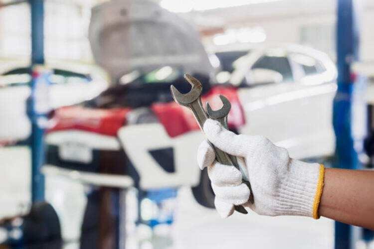 <p>Tedarik zincirinde aksamalara neden olan ve ekonomik tahminleri boşa çıkaran Kovid-19 salgını, akıllı telefonlardan bilgisayarlara, askeri ekipmanlardan otomobillere kadar birçok teknolojik ürünün üretiminde kullanılan çiplerin arzında da küresel bir "kıtlığı" beraberinde getirdi.</p>
<p> </p>