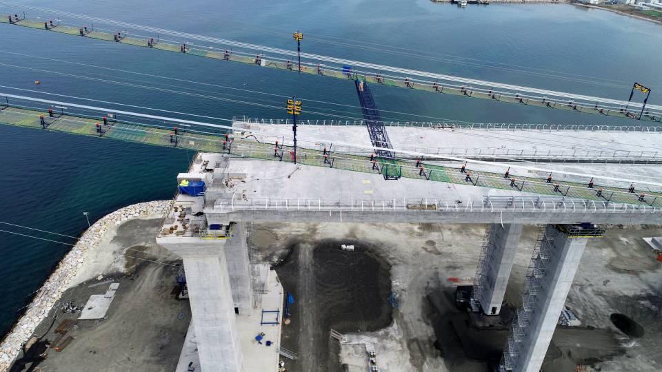<p>Ana halatları oluşturacak çelik kablolardan köprünün kuzey ve güney tarafına 110'ar çelik kablo çekildi. Toplamda 296 çelik kablodan 220’si çekilmiş oldu. Ana halatların montajı bu ay sonuna kadar tamamlanacak.</p>
<p> </p>