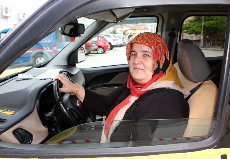 <p><strong>'PANDEMİDE ZORLUK YAŞASAK DA ARA VERMEDİK'</strong></p>
<p>Pandemi döneminde işlerinde durgunluk yaşadıklarını söyleyen Sezer, "Ara veren taksi durakları oldu ama biz Sağlık Taksi olarak pandemi döneminde ne kadar zorluklar yaşasak da ara vermeden çalışmaya devam ettik" diye konuştu.</p>
<p> </p>