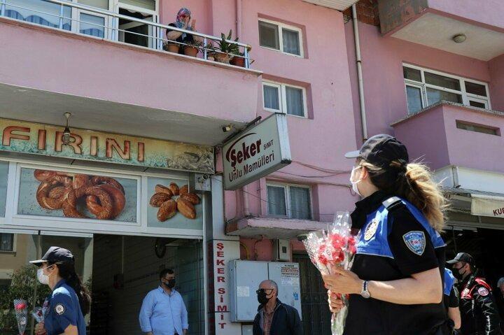 <p>Siren seslerini gören bazı vatandaşlar ceza yiyeceğiz korkusuyla evlerine yönelmek isterken, polislerin kendilerine uzattığı karanfiller ile duygulandılar.</p>
