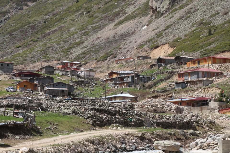 <p>İkizdere ilçesine bağlı Meşeköy sakinlerinin yaz aylarında çıktığı 2 bin 100 metre rakımlı Karzavan Yaylası'nda inşa edilen tek katlı cami için, çelik varillerin birleştirilmesi ile 7 metre uzunluğunda minare yapıldı. </p>
