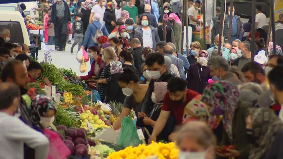 <p>Koronavirüsle mücadele kapsamında başlatılan 17 günlük tam kapanma döneminde kapalı olan halk pazarları İçişleri Bakanlığı'nın genelgesiyle bugün 10.00-17.00 saatleri arasında açıldı. Sadece yaş sebze ve meyve ile fide satışı yapılan Sultangazi Cebeci Mahallesi'ndeki pazarda yoğunluk oluştu. Pazar alanında sosyal mesafe kuralı da zaman zaman unutuldu. </p>
<p> </p>
<p> </p>