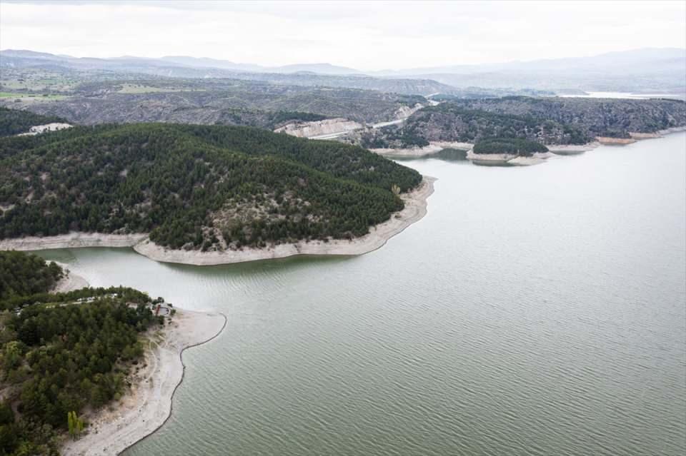 <p>Ankara'daki barajlarda 24 Mart'ta yapılan ölçümlerde 120 gün olarak hesaplanan kalan su miktarı, son dönemde düşen yağışlarla yüzde yüz oranında arttı. Bugün itibarıyla elde edilen verilere göre su miktarında 120 günlük artış yaşandı.</p>

<p> </p>
