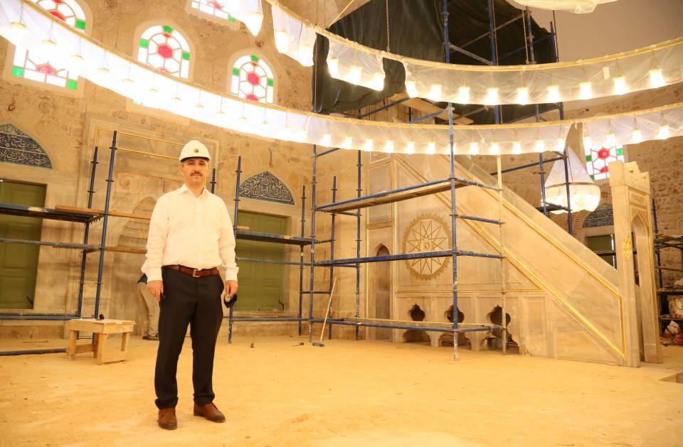 <p>Antalya Kaleiçi girişindeki Osmanlı eseri Tekeli Mehmet Paşa Camisi'nin, önceki 6 onarımda boya ve çimento sıvayla kapatılmış tarihi süslemeler, altın varaklar ve çinileri, raspa tekniğiyle yeniden gün yüzüne çıkarıldı.</p>

<p> </p>
