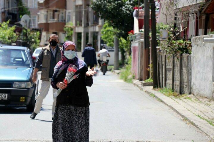 <p>Aldığı çiçek karşısında gözyaşlarına hakim olamayan Şefika Aydoğdu, “Çok mutluyum, duygularımı ifade edemiyorum. Her şey çok güzel, teşekkür ederim. Çok güzel duygular bunlar” dedi.</p>
