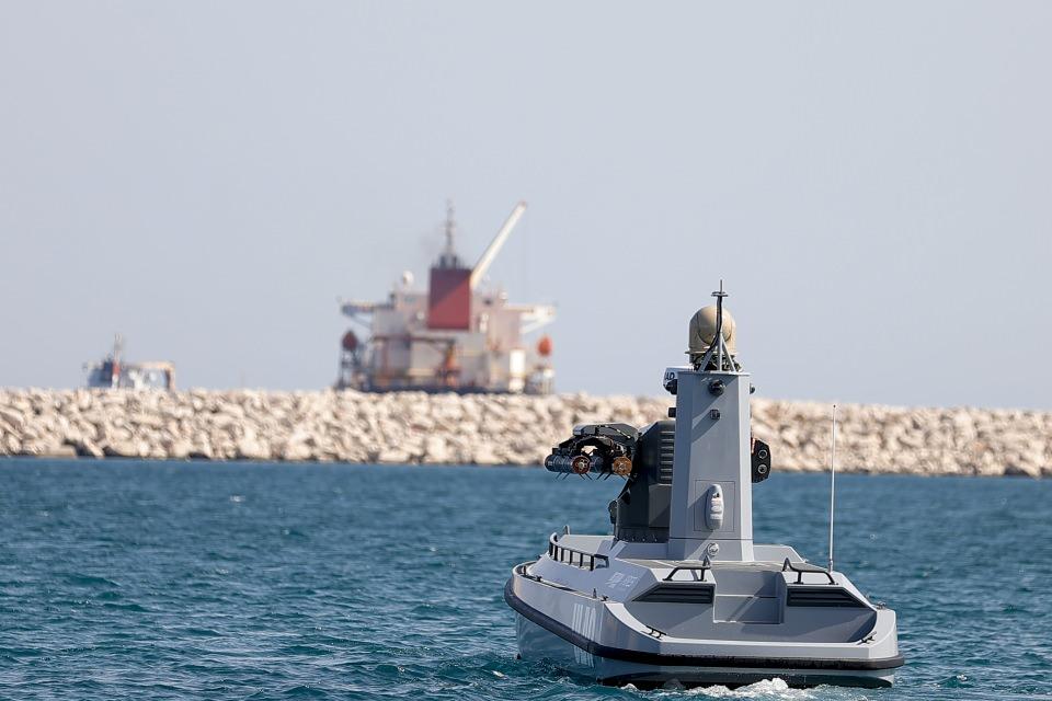 <p>Bundan sonra da alternatif tasarımlar, farklı kabiliyette silahlı insansız deniz araçlarının üretimine başlayacaklarını belirten Alanç, istihbarat toplama, mayın avlama, denizaltı savunma harbi, yangın söndürme ve insani yardım, tahliye amaçlı insansız deniz araçlarının üretimine de hazır olduklarını dile getirdi.</p>
<p> </p>