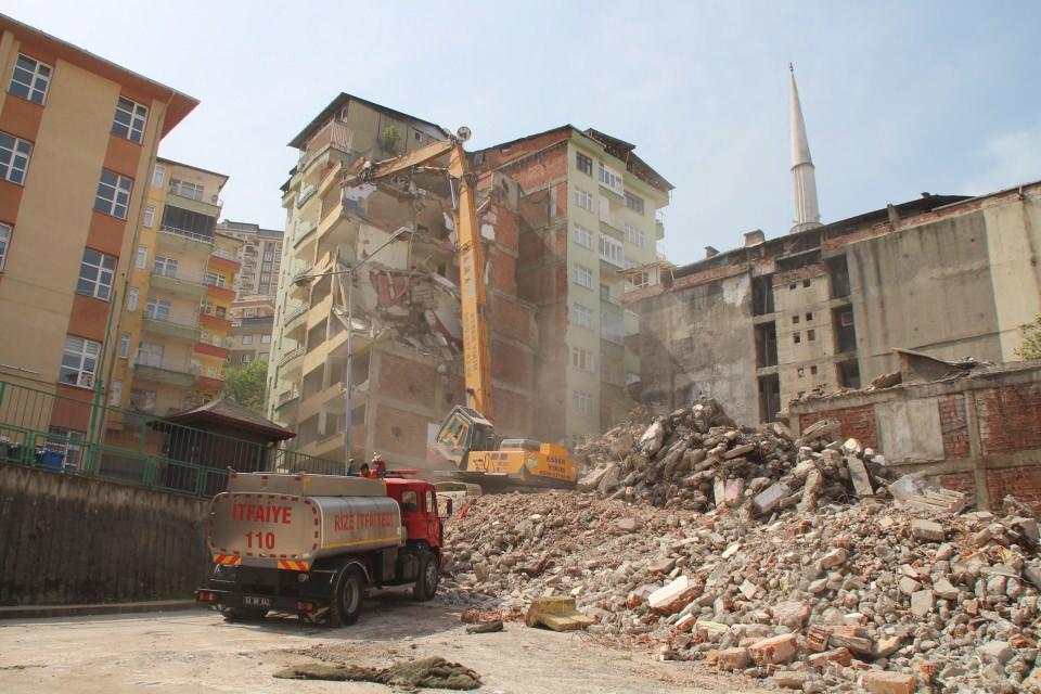 <p>Yeniköy Mahallesi’nde devam eden kentsel dönüşüm çalışması sırasında yıkımı yapılan binalarda süren çalışmalar, bitişik binada yaşayanlara korku dolu anlar yaşatıyor. </p>
