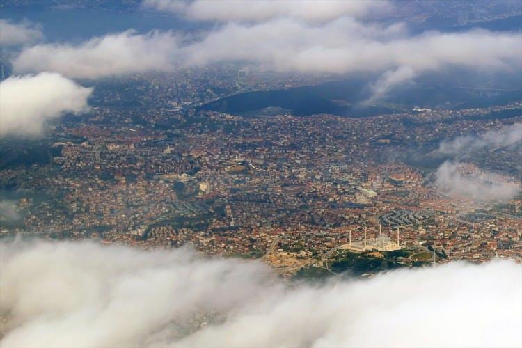 <p>Gidecekleri noktalara uçakla seyahat eden insanlar, zamandan tasarruf etmenin yanı sıra Dünya'nın güzelliklerini de gökyüzünden görme imkanı buluyor. </p>

