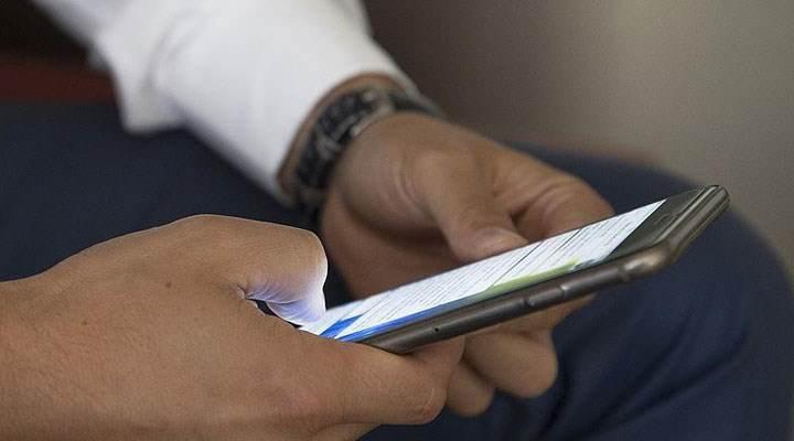 <p><strong>4. Google Play ve Apple App Store haricinde hiçbir kaynaktan uygulama indirmeyin</strong></p>
<p>Mobil bankacılık kullanıcıları Google Play Store ve Apple App Store haricindeki kaynaklardan mobil uygulama indirmemeli. Resmi olmayan kaynaklardan uygulama indirmek hem telefonunuz hem de içinde yer alan verileriniz için tehlike yaratabilir.</p>