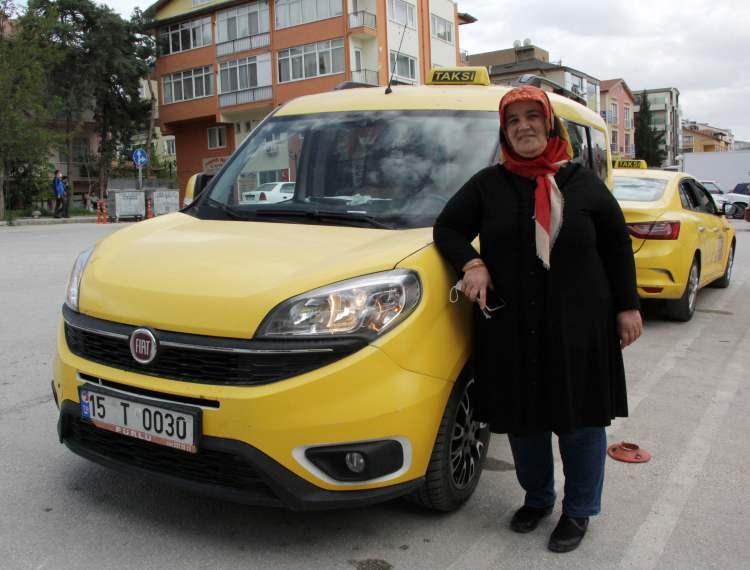 <p>Sebahat Sezer, eşi adli bir olay nedeniyle cezaevine girince 6 Mayıs 2011'de, onun taksisinin direksiyonuna geçerek Burdur'un ilk ve tek kadın taksi şoförü oldu. 1 çocuk ve 3 torun sahibi Sebahat Sezer, tam 10 yıldır Burdur Devlet Hastanesi yanındaki Sağlık Taksi Durağı'nda 12 erkek meslektaşıyla takside direksiyon sallıyor. </p>
