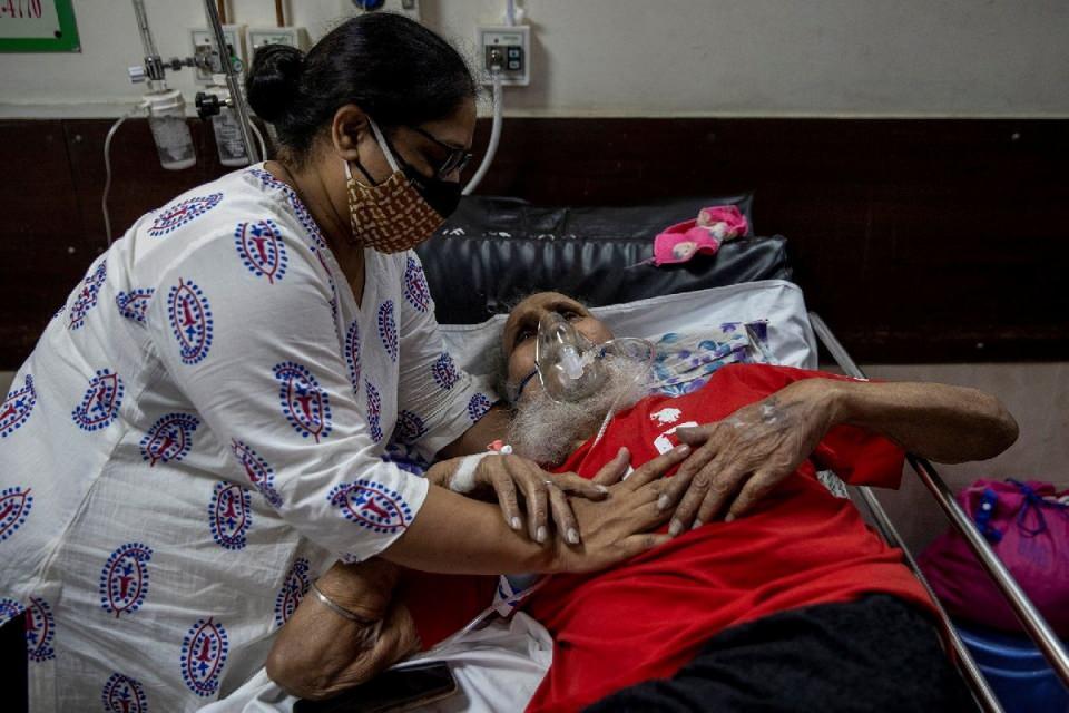 <p>İki çocuk annesi bir Kovid hastası yardım beklediği hastanenin otoparkında nefessiz kalarak can verdi. Hintli bir doktor ise sağlık personelinin ne durumda olduğunu paylaştığı fotoğraf ile gözler önüne serdi.</p>
