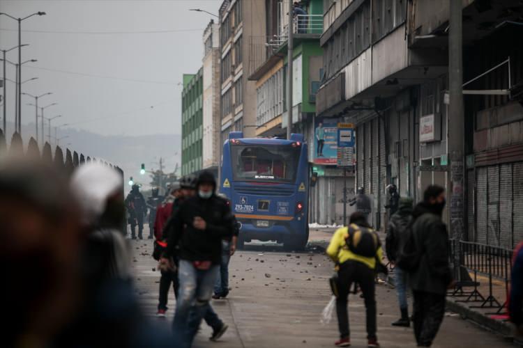 <p>Bakanlık ayrıca, protestolar sırasında 69 otobüs durağı, 36 ATM, 94 banka şubesi, 14 gişe, 313 ticari kuruluşta hasar meydana geldiğini açıkladı. Protestolar sırasında 431 kişinin gözaltına alındığını belirten yetkililer, hükümetin orduyu protestolardan en çok etkilenen şehirlerde konuşlandırılmasını emrettiğini aktardı.</p>