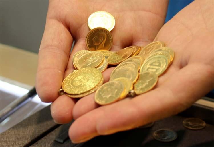 <p>Altının ons fiyatı, bu hafta yüzde 3,53 değer kazanarak 26 haftanın en hızlı yükselişini kaydetti. Altının gram fiyatı ise 15 Şubat 2021'den bu yana etkili olan yükseliş trendine bu hafta da devam etti. En yüksek 489 lira seviyesini gören altının gram fiyatı, haftayı yüzde 2,9 artışla 485,1 liradan tamamladı.</p>