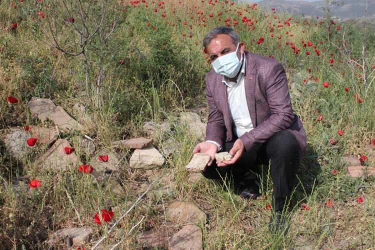 <p>Beydağ Belediye Başkanı Feridun Yılmazlar, AA muhabirine, Çiftlik Mahallesi'ndeki bazı vatandaşların tarihi kalıntılar bulunduğu yönünde bildirimde bulunduğunu söyledi.</p>
