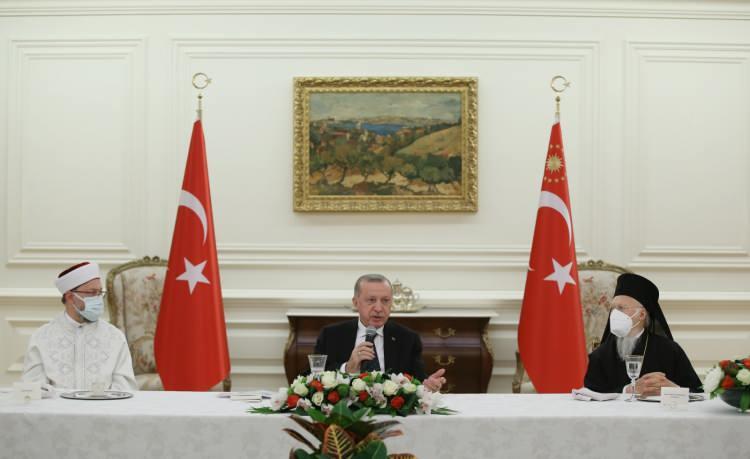<p>Cumhurbaşkanı Recep Tayyip Erdoğan, azınlık cemaatlerinin temsilcileriyle iftarda bir araya geldi.</p>

<p> </p>
