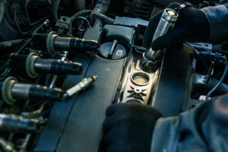 <p>Araç içi bilgisayar sistemlerinin gelişmesiyle çiplere daha çok ihtiyaç duyulan otomotiv endüstrisinde, salgının satışları olumsuz etkileyeceği endişesiyle çip siparişleri iptal edilmişti. Ancak elektronik firmalarının artan talebi otomotiv firmalarının piyasada çip bulamamasına neden oldu.</p>

<p> </p>
